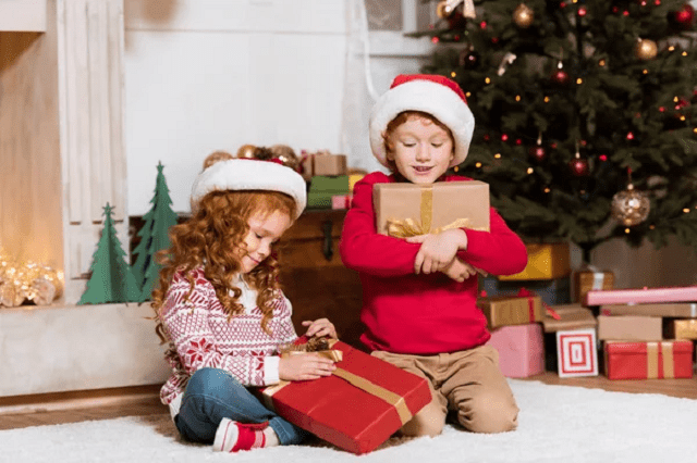 deux enfants tenant cadeaux