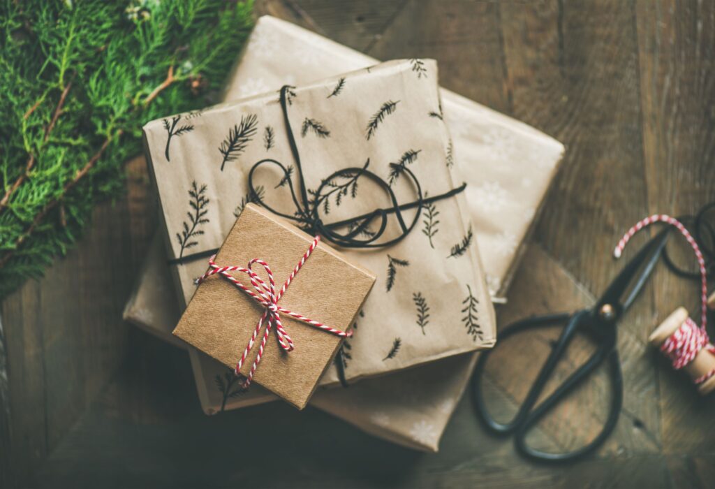 Cadeaux de Noël avec emballage au look naturel