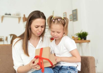 Comment tirer profit d’un cadeau que je n’aime pas : astuces et conseils